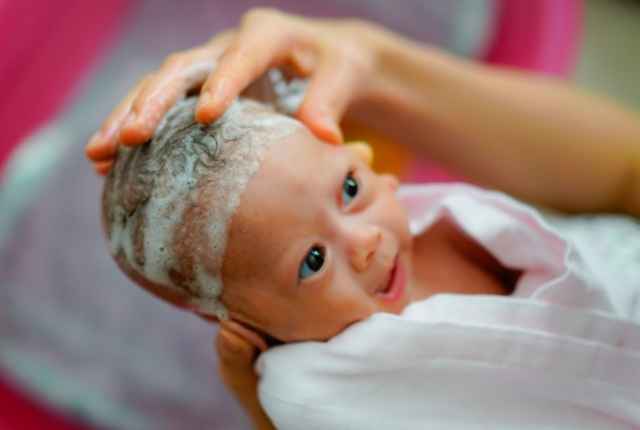 how to wash baby hair without getting water in the eyes